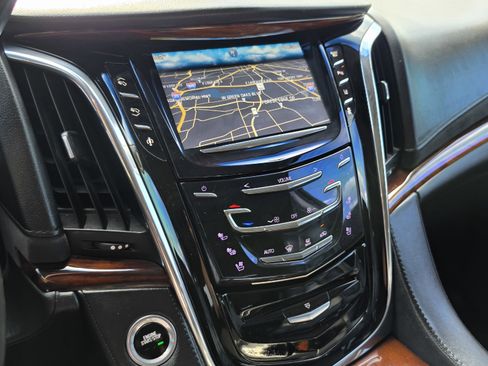 Used 2015 Cadillac Escalade Luxury RWD image 38