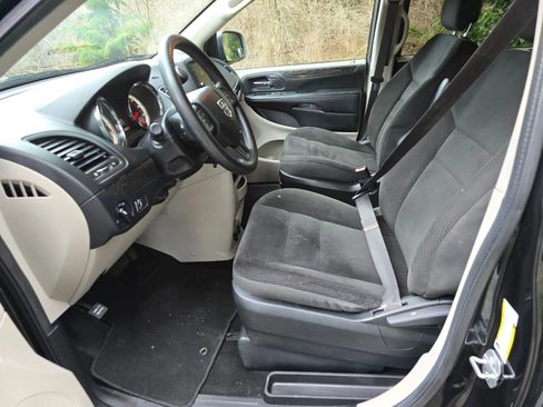 Used 2018 Dodge Grand Caravan SE FWD image 21