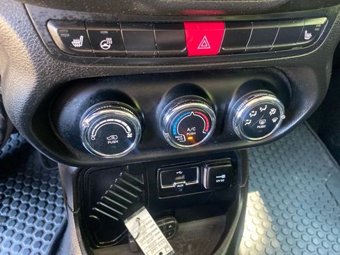 Used 2016 Jeep Renegade Latitude w/ Cold Weather Group FWD image 15