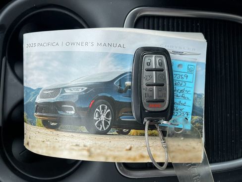 Used 2023 Chrysler Pacifica Touring-L FWD image 10