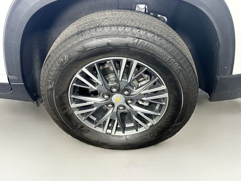 Used 2025 Chevrolet Traverse LT FWD image 11