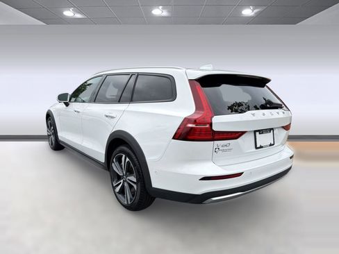 Used 2025 Volvo V60 B5 Cross Country Plus AWD/4WD image 3