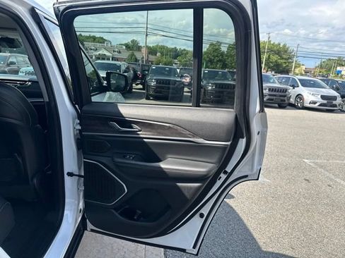 Certified 2023 Jeep Grand Cherokee Limited AWD/4WD image 16