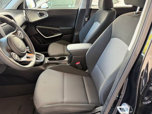 Used 2025 Kia Soul LX w/ LX Technology Package image 24