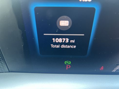 Used 2025 Volkswagen Tiguan SE w/ Panoramic Sunroof Package FWD image 19
