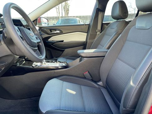 Used 2025 Chevrolet Trax LT image 28