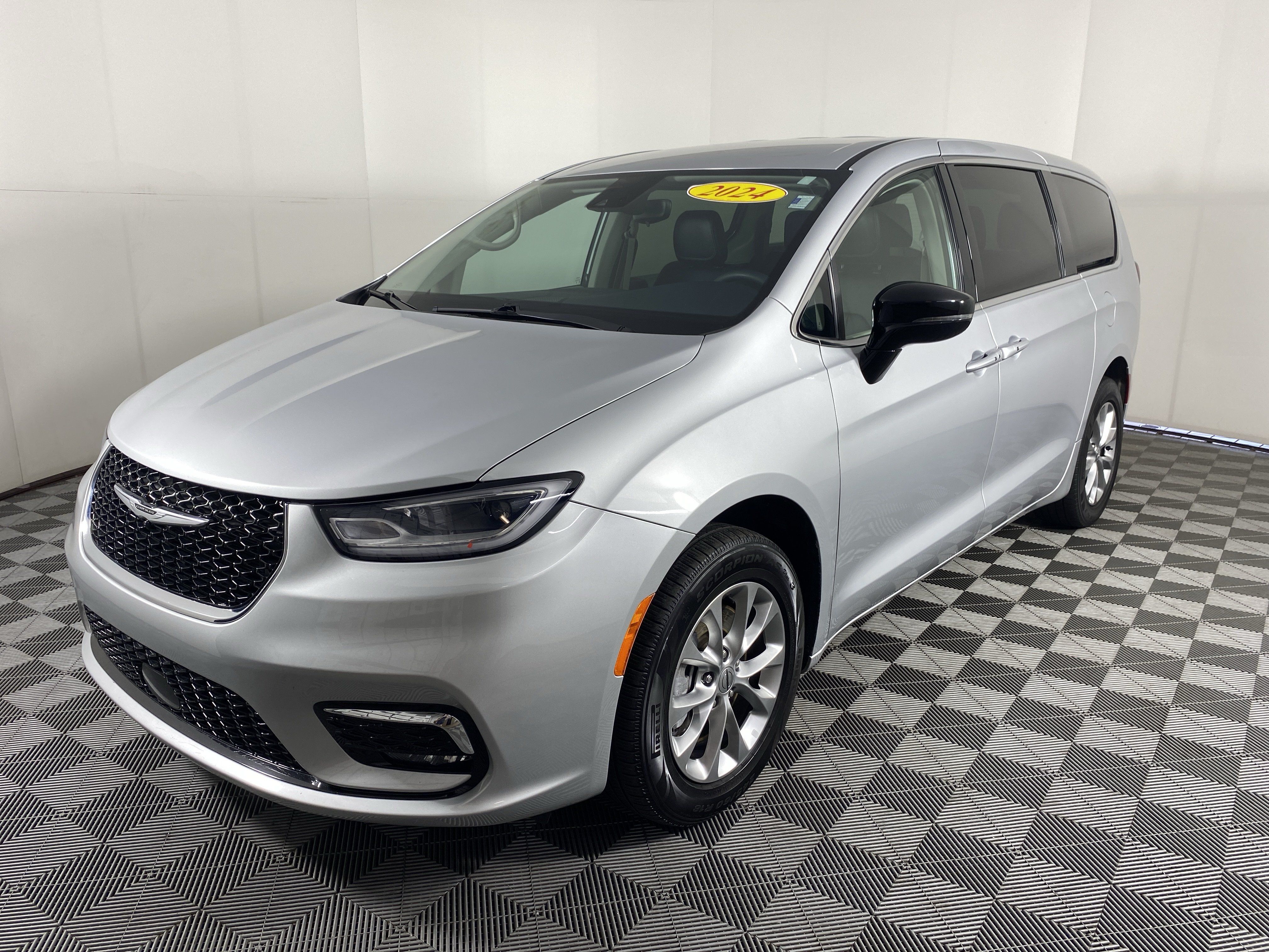 Used 2024 Chrysler Pacifica Touring-L AWD/4WD image 10