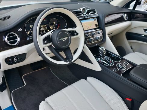 Used 2023 Bentley Bentayga AWD/4WD image 4