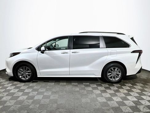Certified 2023 Toyota Sienna XLE FWD image 4