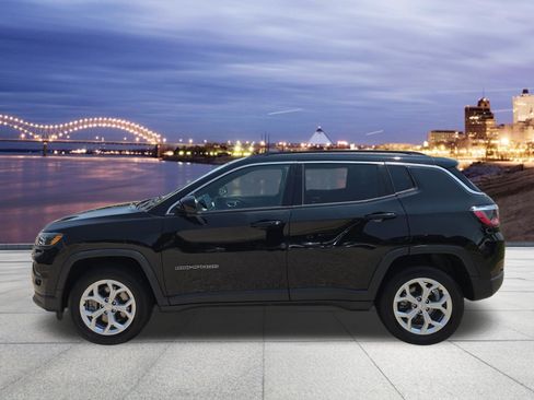 Used 2024 Jeep Compass Latitude AWD/4WD image 2