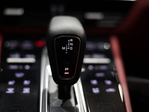 Used 2022 Porsche Cayenne Turbo image 19