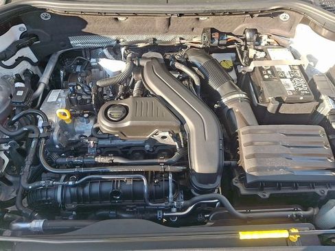 Certified 2025 Volkswagen Taos SE w/ Panoramic Sunroof Package image 29