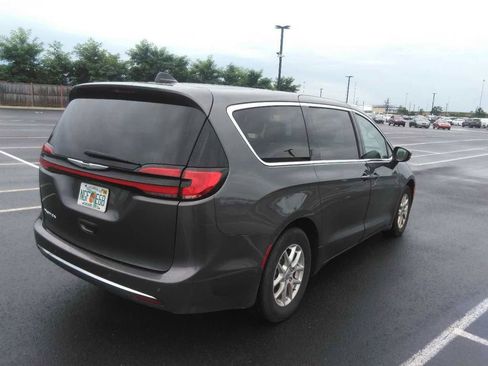 Used 2023 Chrysler Pacifica Touring-L image 3