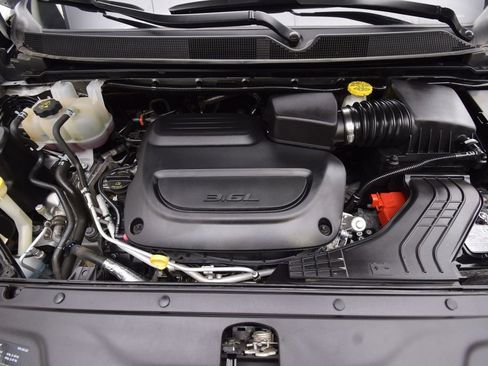 Used 2024 Chrysler Pacifica Touring-L image 25