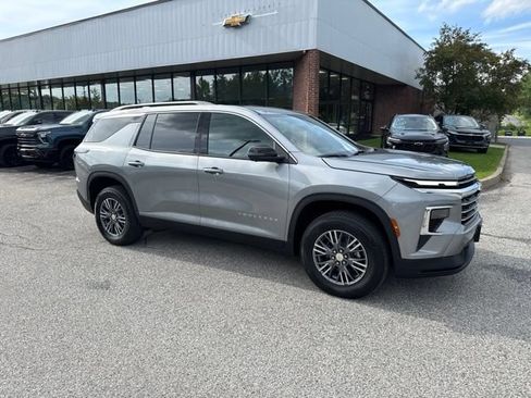 New 2026 Chevrolet Traverse LT w/ Driver Confidence Package AWD/4WD image 4