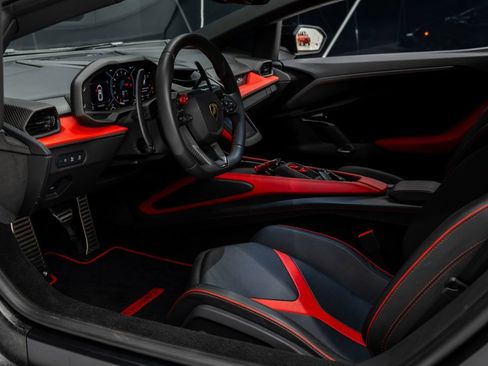 Used 2024 Lamborghini Revuelto image 32