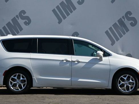 Used 2020 Chrysler Pacifica Touring w/ Tire & Wheel Group FWD image 4