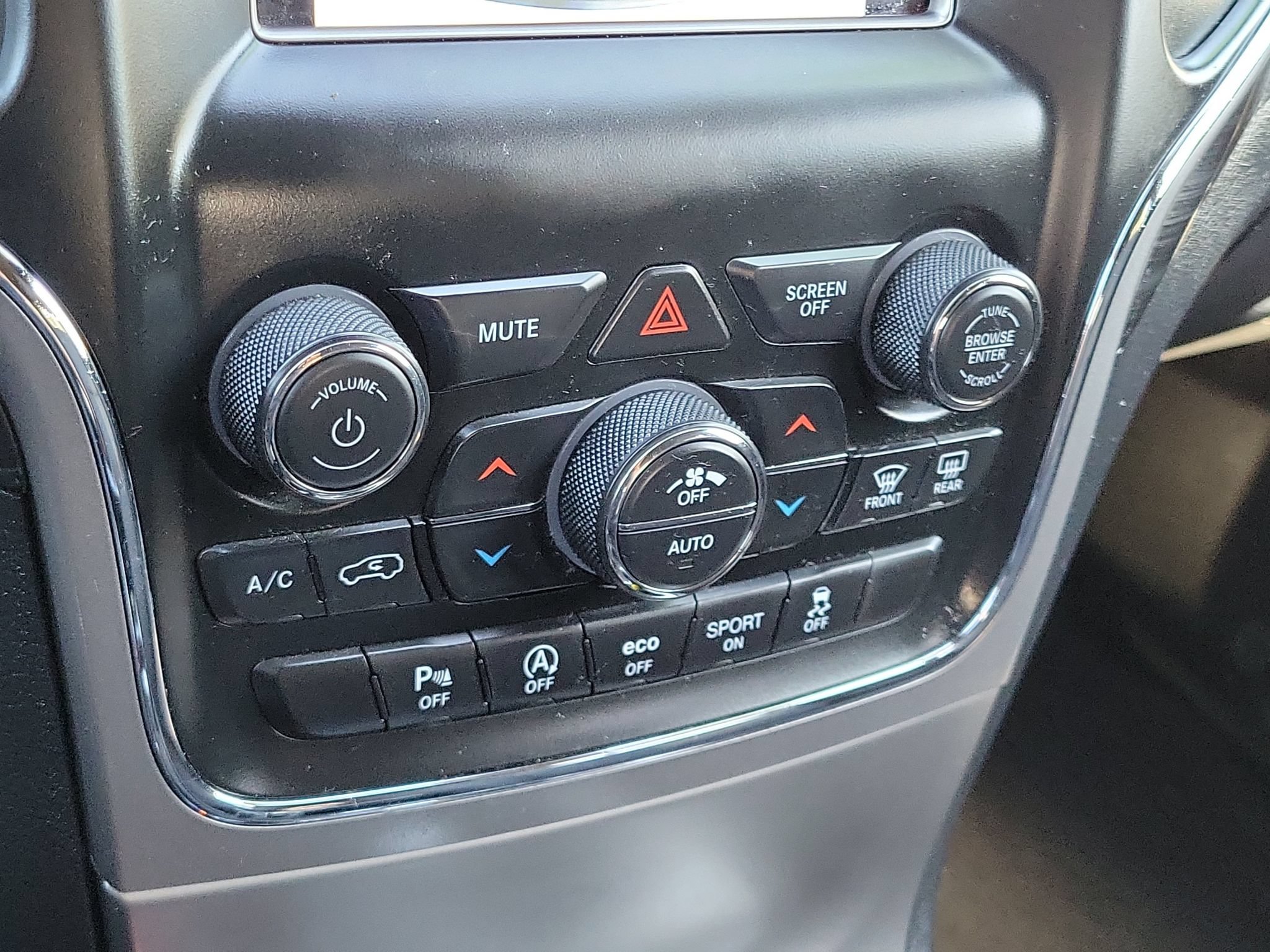 Used 2019 Jeep Grand Cherokee Laredo w/ Security & Convenience Group AWD/4WD image 18