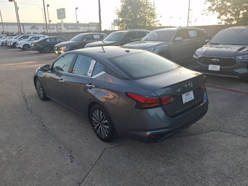 Used 2025 Nissan Altima 2.5 SV FWD image 8