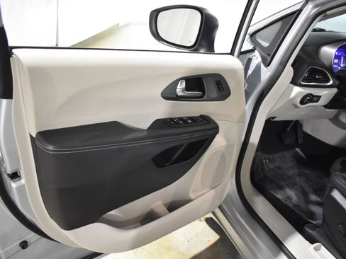 Used 2023 Chrysler Pacifica Touring-L FWD image 22