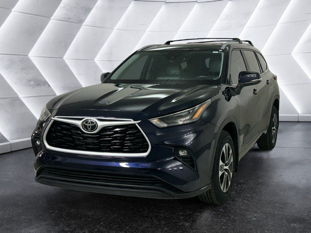 Used 2023 Toyota Highlander XLE AWD/4WD image 3