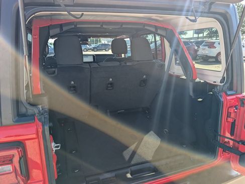 Used 2024 Jeep Wrangler Unlimited Rubicon AWD/4WD image 28