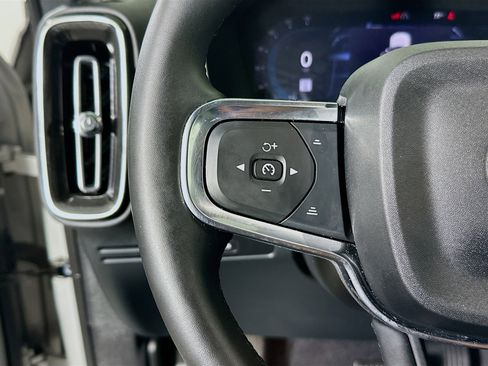 Used 2025 Volvo XC40 B5 Core image 16