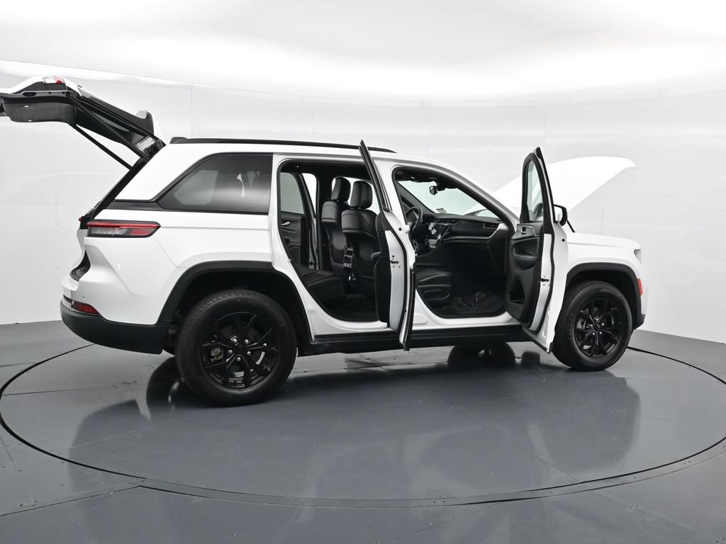 Used 2024 Jeep Grand Cherokee Altitude AWD/4WD image 39