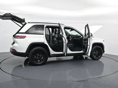 Used 2024 Jeep Grand Cherokee Altitude AWD/4WD image 39