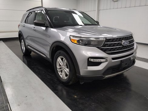 Used 2022 Ford Explorer XLT w/ Equipment Group 202A AWD/4WD image 13