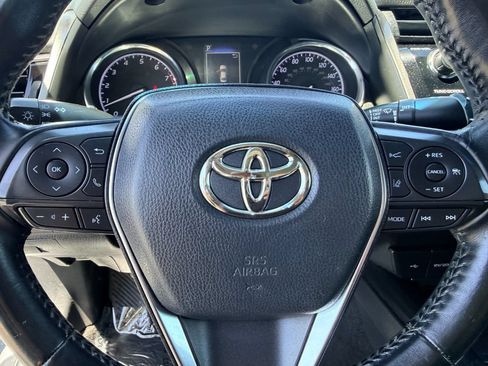 Used 2020 Toyota Camry SE w/ Convenience Package FWD image 14