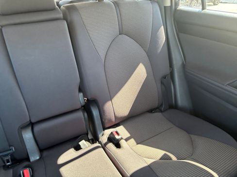 Used 2025 Toyota Highlander LE FWD image 39