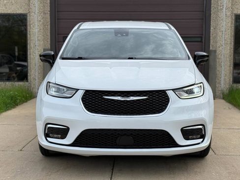 Used 2025 Chrysler Pacifica Select FWD image 2