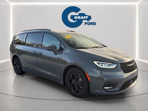 Used 2021 Chrysler Pacifica Touring w/ Uconnect Theater Family Group FWD image 5