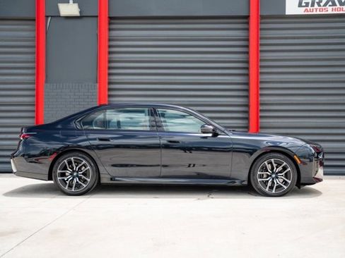 Used 2023 BMW 740i w/ Parking Assistance Package image 5