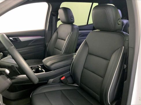 Used 2025 Buick Enclave Preferred FWD image 22