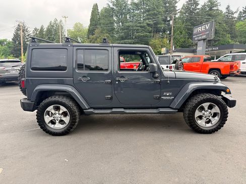 Used 2017 Jeep Wrangler Unlimited Sahara w/ Connectivity Group AWD/4WD image 4