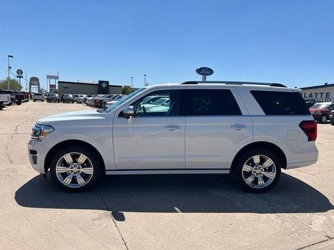 Used 2024 Ford Expedition Platinum AWD/4WD image 2