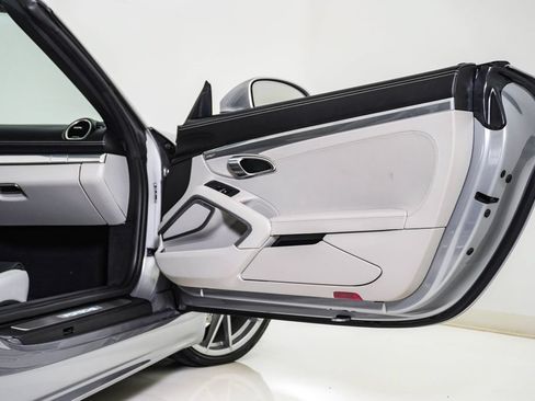 Used 2024 Porsche 718 Boxster RWD image 19