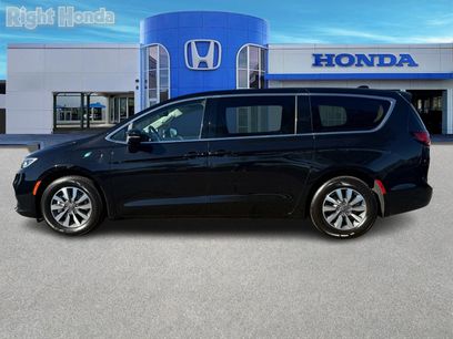 Used 2024 Chrysler Pacifica Select