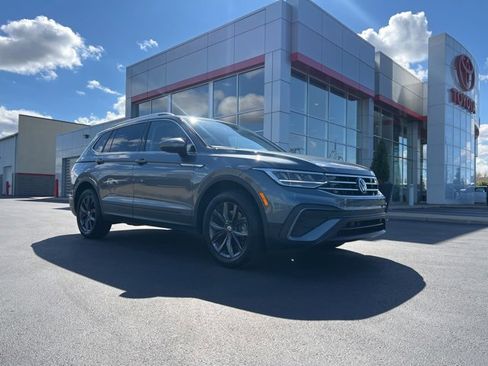 Used 2022 Volkswagen Tiguan SE image 1