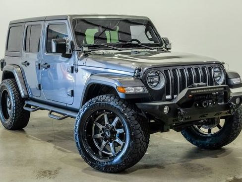 Used 2019 Jeep Wrangler Unlimited Sahara AWD/4WD image 4