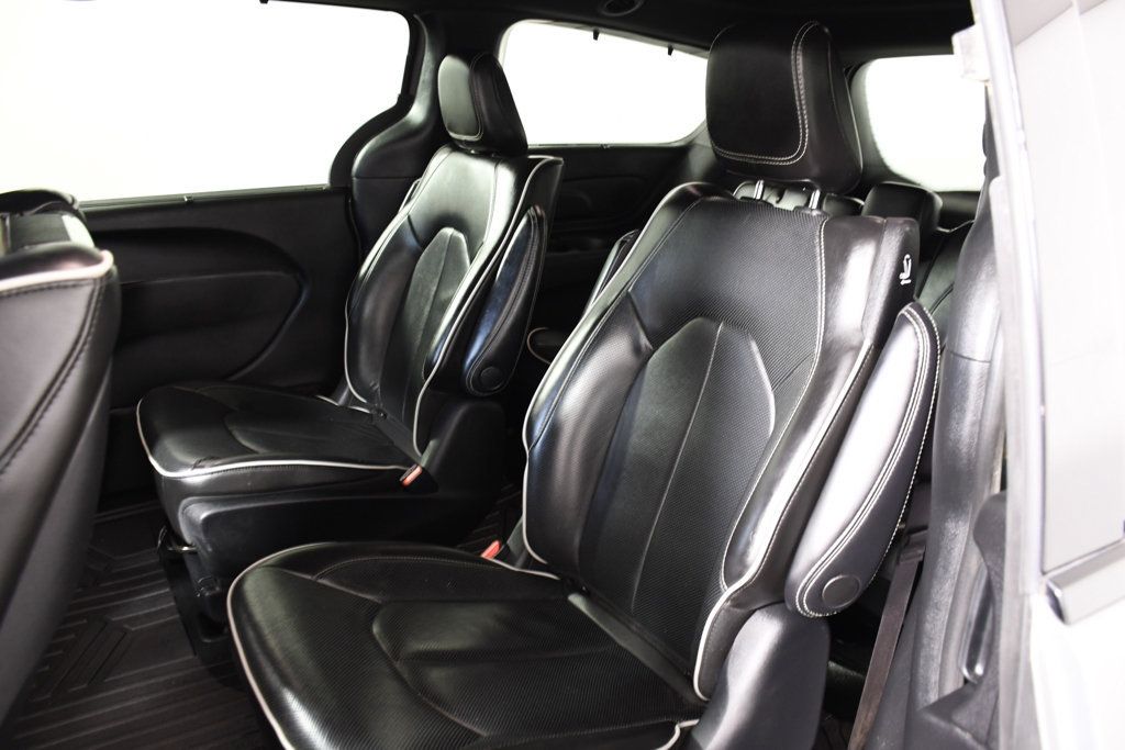 Used 2022 Chrysler Pacifica Limited w/ Uconnect Theater Family Group FWD image 23