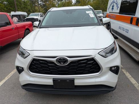Used 2022 Toyota Highlander XLE image 5