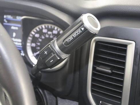 Used 2019 Nissan Titan SV w/ SV Convenience Package image 7