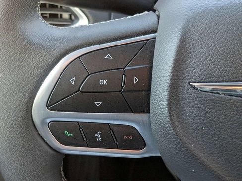 Used 2024 Chrysler Pacifica Touring-L image 22