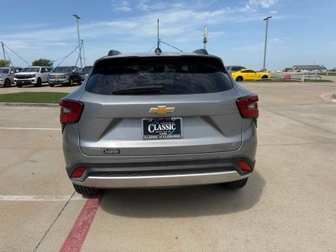 Used 2025 Chevrolet Trax LT w/ Driver Confidence Package FWD image 4