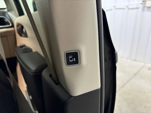 Used 2023 Chrysler Pacifica Touring-L image 20