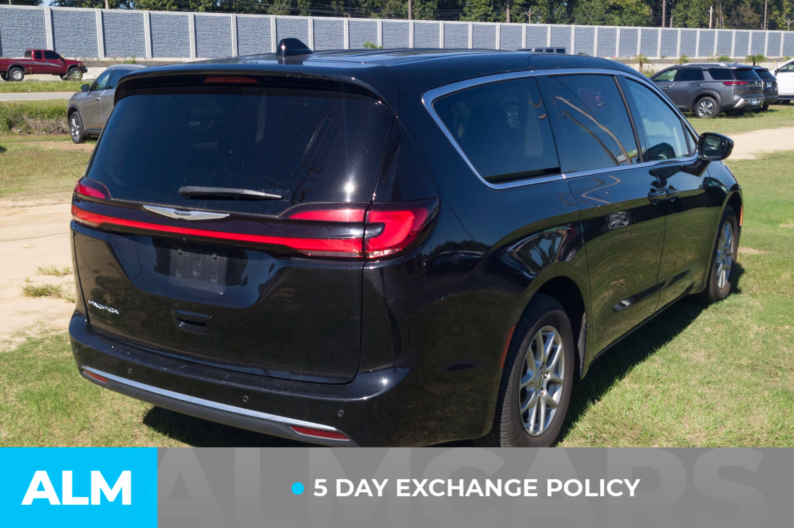 Used 2024 Chrysler Pacifica Touring-L FWD image 3