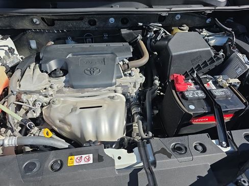 Used 2018 Toyota RAV4 SE image 11